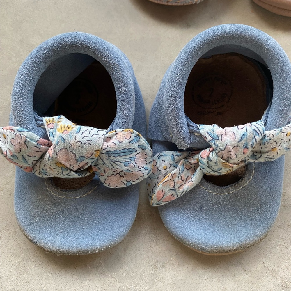 Freshly Picked buncha posies knotted bow moccasins size 2